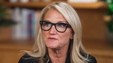 Mel Robbins calls herself the ‘villain’ of her own story and shares lessons from ‘rock bottom’